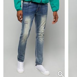 BNWT mens medium wash distressed jeans.
